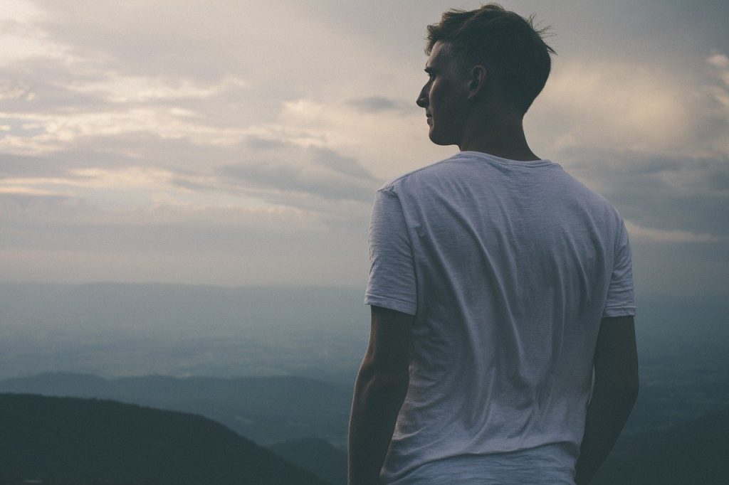 Quels sont les façons de porter les tee-shirts blancs unis?